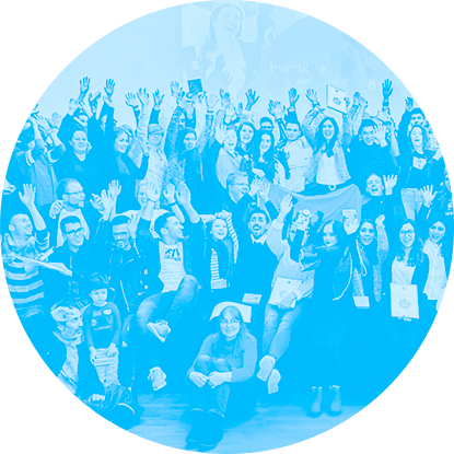 ljr_themenbild_demokratie+antirassismus-buntblick Große Gruppe Jugendlicher reißen die Arme hoch