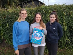 Jugendliche von der Sportjugend im Kreissportbund Höxter mit ihrer Wahlurne 2020