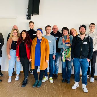 Gruppenfoto bei der Echokammer zum Aktionsplan Jugendbeteiligung im April in Bielefeld