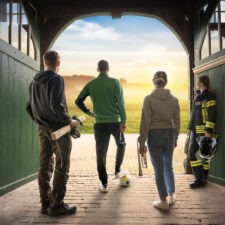 Junge Menschen schauen nach draußen ins Weite. Foto/Montage: Piotr Krzeslak/stock.adobe.com und F. Schildmann