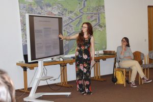 Jil Madelaine Blume-Amosu und Christina Thomas führten bei der Konferenz #Mitmischen NRW einen Workshop zum Thema Verankerung von Jugendbeteiligung in NRW durch.