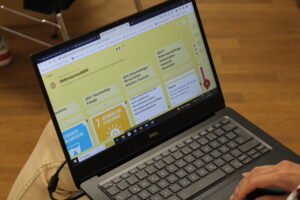 Laptop mit Forderungen zur Weiterentwicklung der NRW-Nachhaltigkeitsstrategie bei der #MitmischenNRW-Konferenz im Juni 2023 in Wuppertal