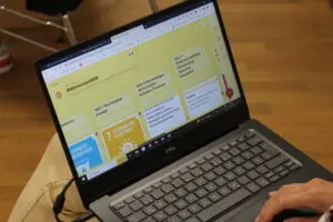 Laptop mit Forderungen zur Weiterentwicklung der NRW-Nachhaltigkeitsstrategie bei der #MitmischenNRW-Konferenz im Juni 2023 in Wuppertal