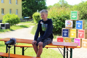 Junger Mensch wird interviewt bei der #MitmischenNRW-Konferenz im Juni 2023 in Wuppertal