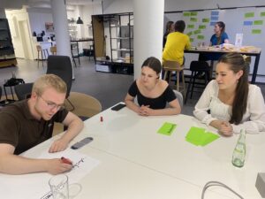 Junge Menschen sitzen an einem Tisch bei der Echokammer Dortmund, 15.06.2023