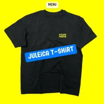 schwerzes T-Shirt auf gelbem Hintergrund. Angeschräkt über dem T-Shirt steht auf blauem Balken in weißer Schrift "Juleica T-Shirt"