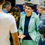 Jugendministerin Josefine Paul im Gespräch mit Teilnehmenden des Fachtags kommunale Jugendpolitik